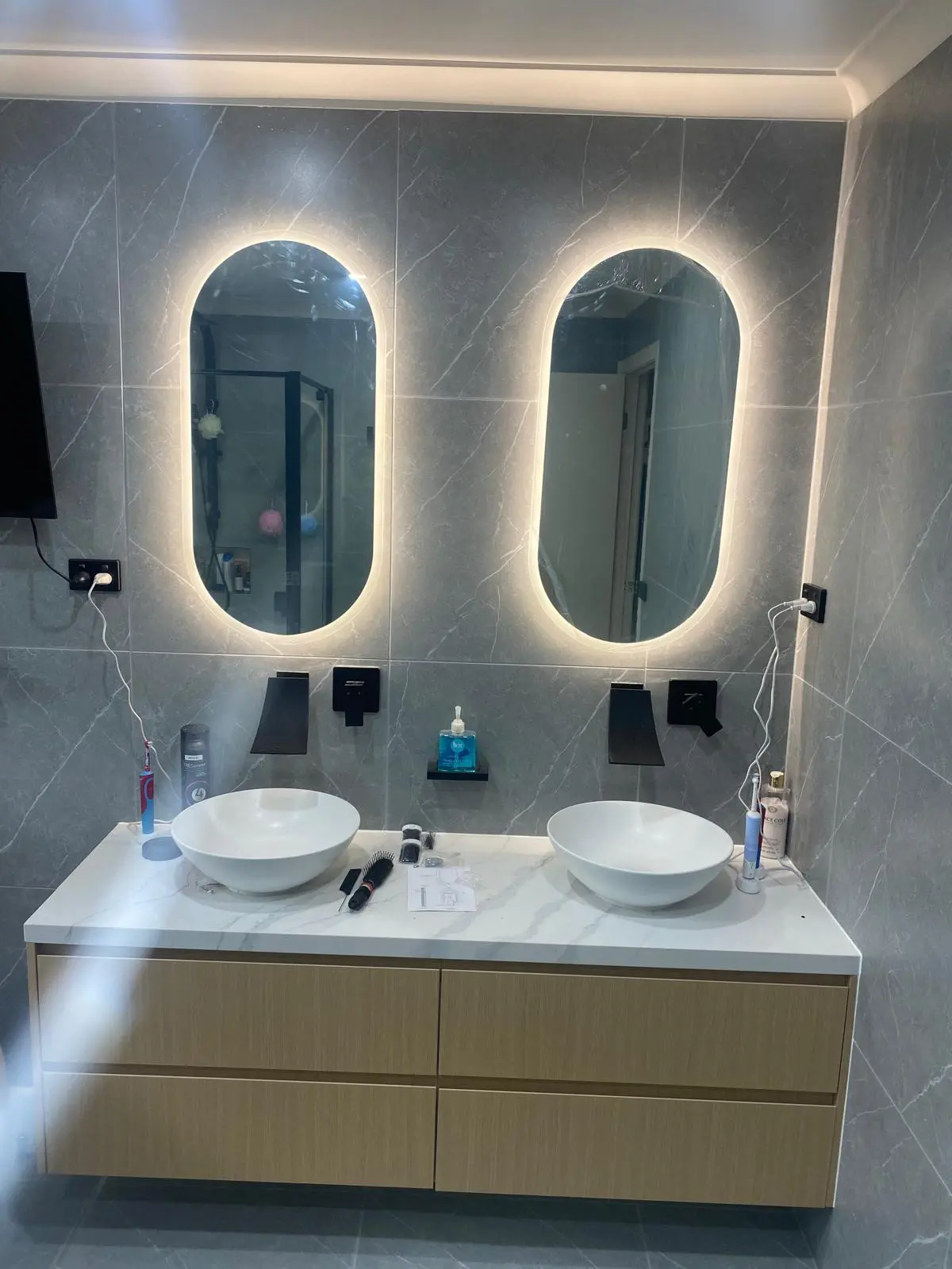 Full bathroom renovation with floor-to-ceiling marble-look tiles